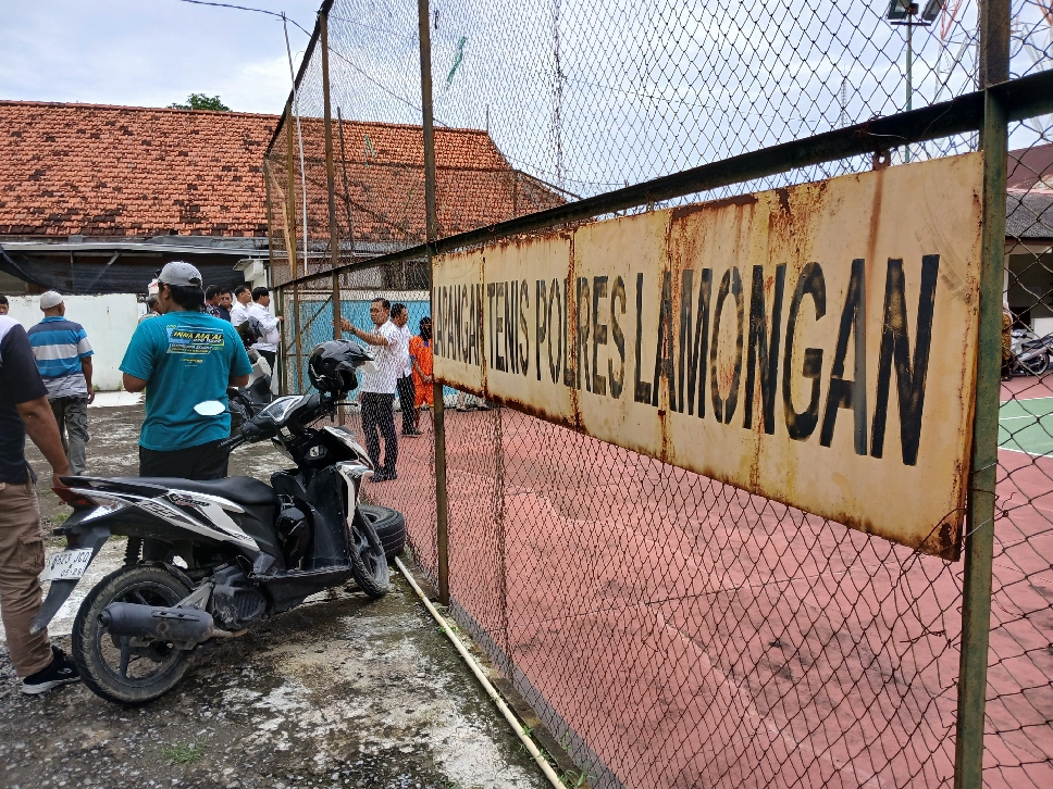 Proses rekonstruksi pembunuhan siswi SMK dilakukan di halaman lapangan tenis Polres Lamongan. ANJAR / RADAR LAMONGAN