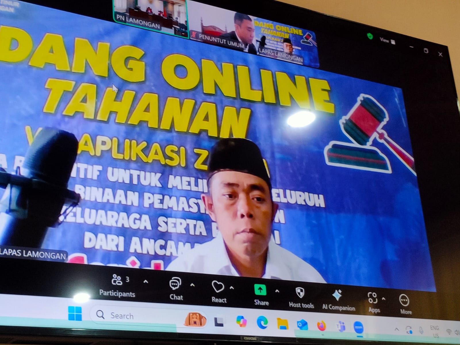 IST./RDR.LMG  PASRAH: Terdakwa pencurian kayu jati Perhutani, Erik Setiawan saat mendengarkan tuntutan dari JPU.