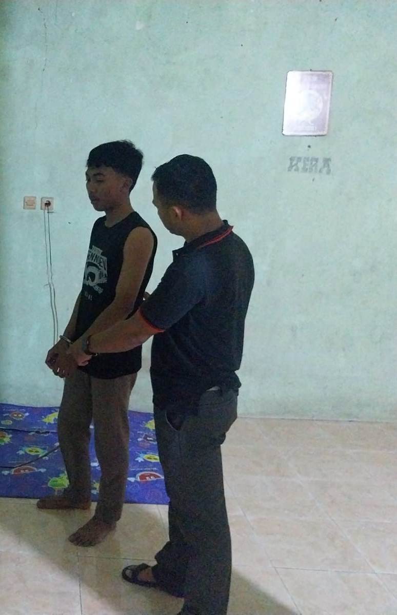 URUSAN POLISI: Tangan Hadi Wibowo diborgol karena tuduhan menganiaya pacar. (IST/RADAR LAMONGAN)