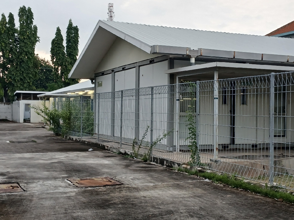 Bekas Rumah Sakit Covid di Jalan Kusuma Bangsa rencana akan digunakan sebagai dapur MBG. ANJAR / RADAR LAMONGAN