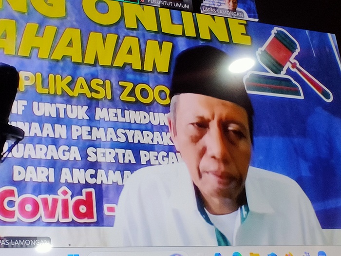 DITUNTUT 7,5 TAHUN: Muszaini menjalani persidangan secara online. (IST/RADAR LAMONGAN)