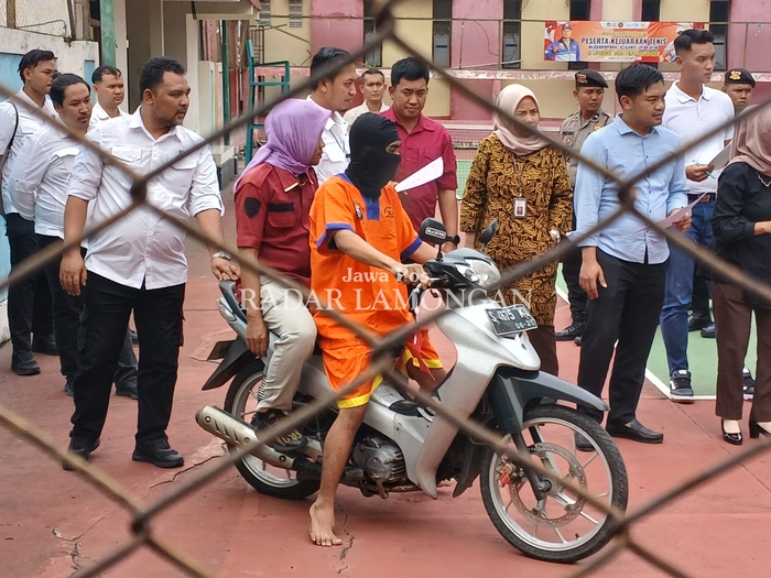 REKONSTRUKSI: Peragaan adegan pembunuhan terhadap siswi SMK yang dilakukan anak dengan berhadapan hukum. (Anjar Dwi Pradipta/Radar Lamongan)