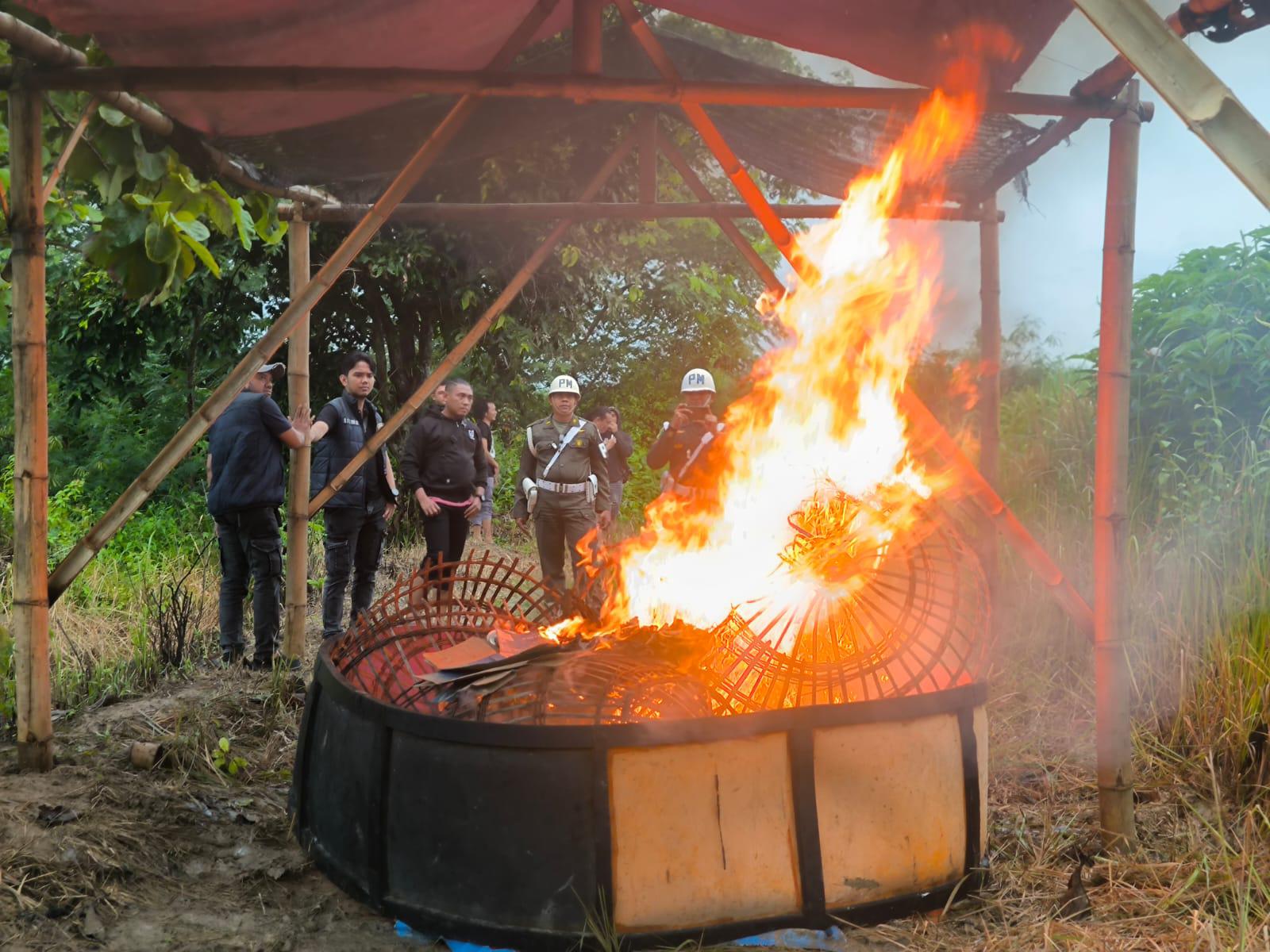 DIBAKAR: Sejumlah kurungan dan tempat praktik judi ayam dibakar personel gabungan. (IST/RADAR LAMONGAN)
