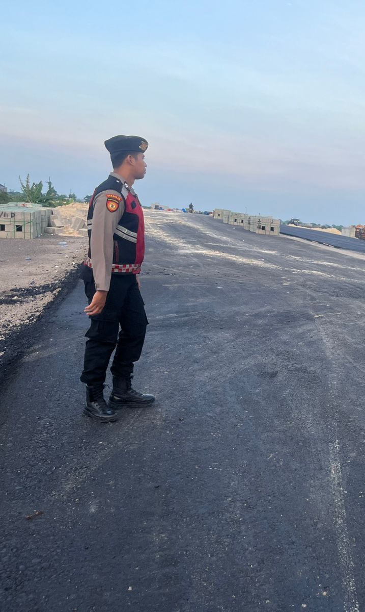 POLISI PATROLI KE JLU: Jalan lingkar utara yang baru diaspal sering dijadikan ajang balap liar motor. (IST/RADAR LAMONGAN)