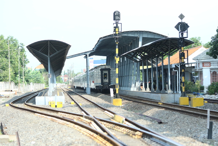 INTENSITAS BERKURANG: Stasiun KA Lamongan kini hanya dilintasi dua kereta untuk rute jarak jauh karena kerusakan rel di Grobogan.  (DOK/RADAR LAMONGAN)