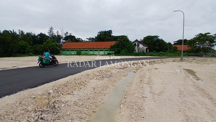 DISELESAIKAN BERTAHAP: Jalan di kawasan Gajahmada Lamongan yang sudah diaspal. (Anjar Dwi Pradipta/Radar Lamongan)