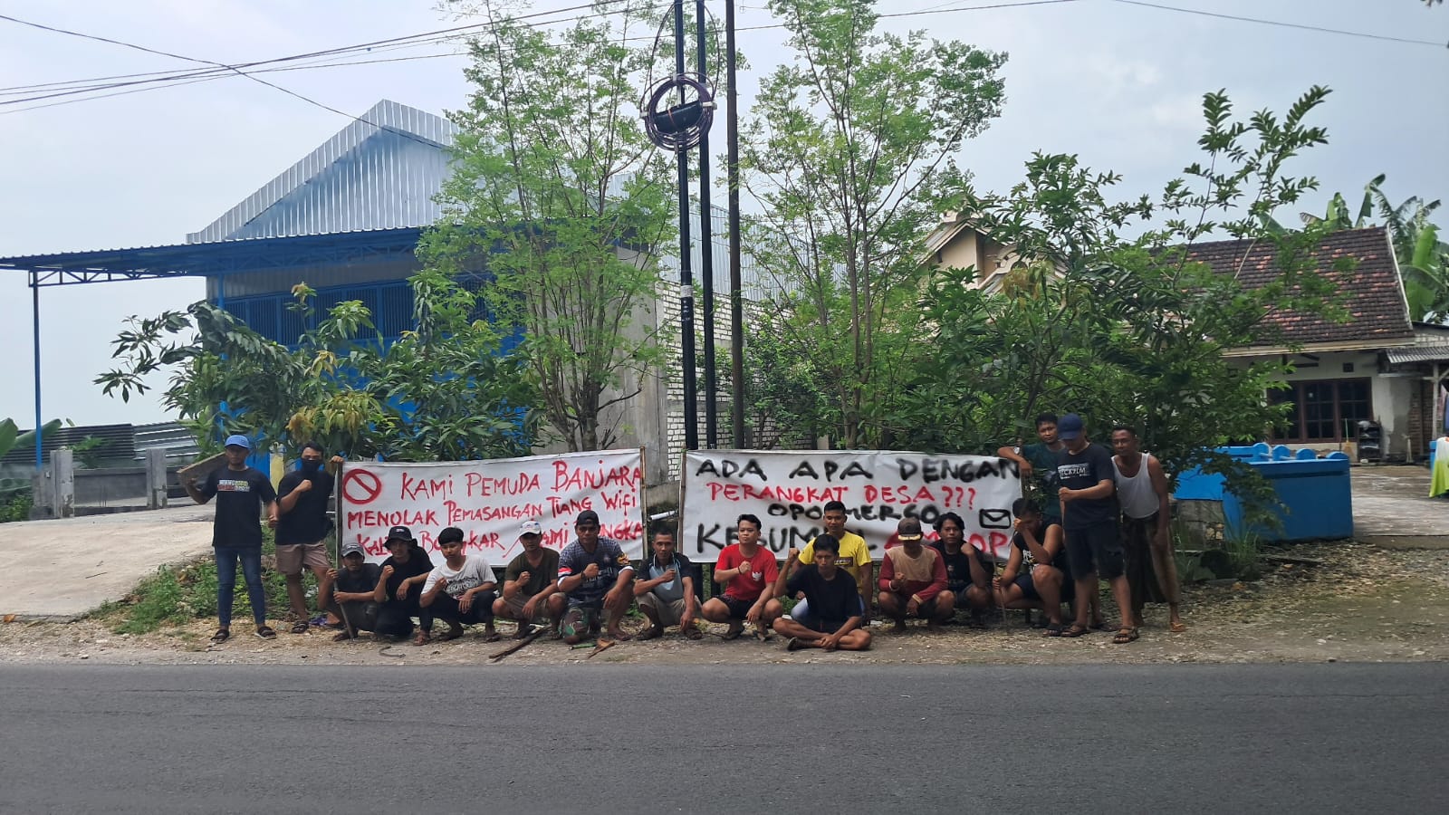 Warga Desa Banjarejo, Kecamatan Sukodadi, Lamongan Menolak Tiang Wifi Liar