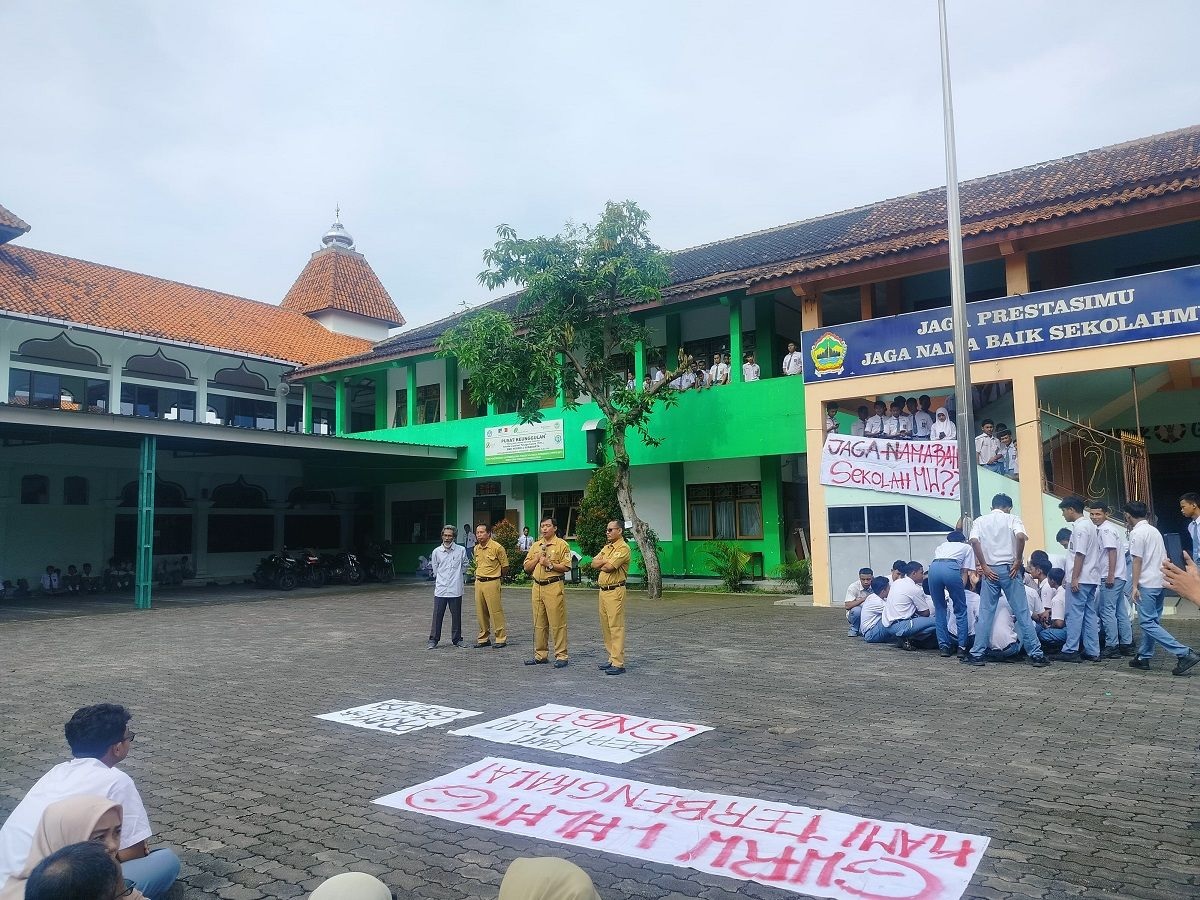 Pengawas Sekolah Cabang Dinas Pendidikan Wilayah VII Jawa Tengah didampingi guru SMKN 2 Solo beri penjelasan kepada orang tua dan murid. (FAUZIAH AKMAL/RADAR SOLO)