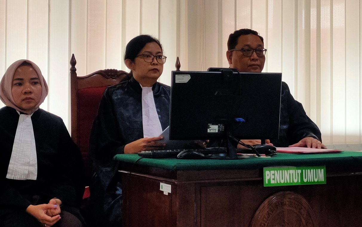 SAMPAIKAN DAKWAAN: Tim jaksa penuntut umum saat sidang dugaan penggelapan tiga perusahaan senilai hampir Rp 56 miliar. (IST/RDR.LMG)
