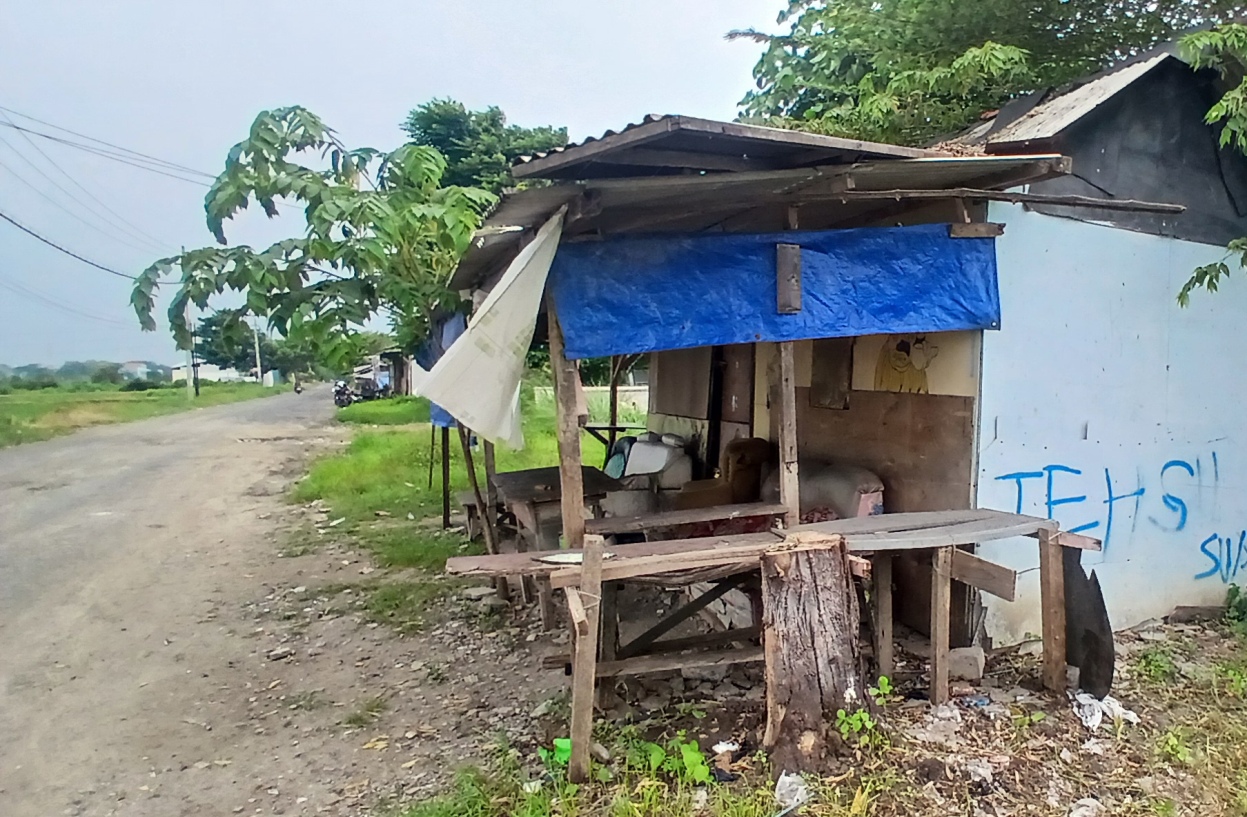 BAKAL DIRAZIA: Warung yang didirikan di pinggir jalan raya Tambakrigadung  &ndash; Deket  Kulon, Kecamatan Deket. (ANJAR DWI PRADIPTA/RDR.LMG)