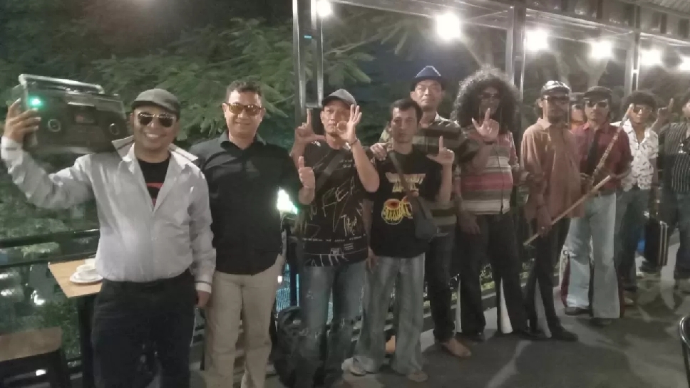 Penampilan ala remaja 70an menjadi daya tarik OM. Lorenza (IWAN KAWUL / RADAR SOLO)