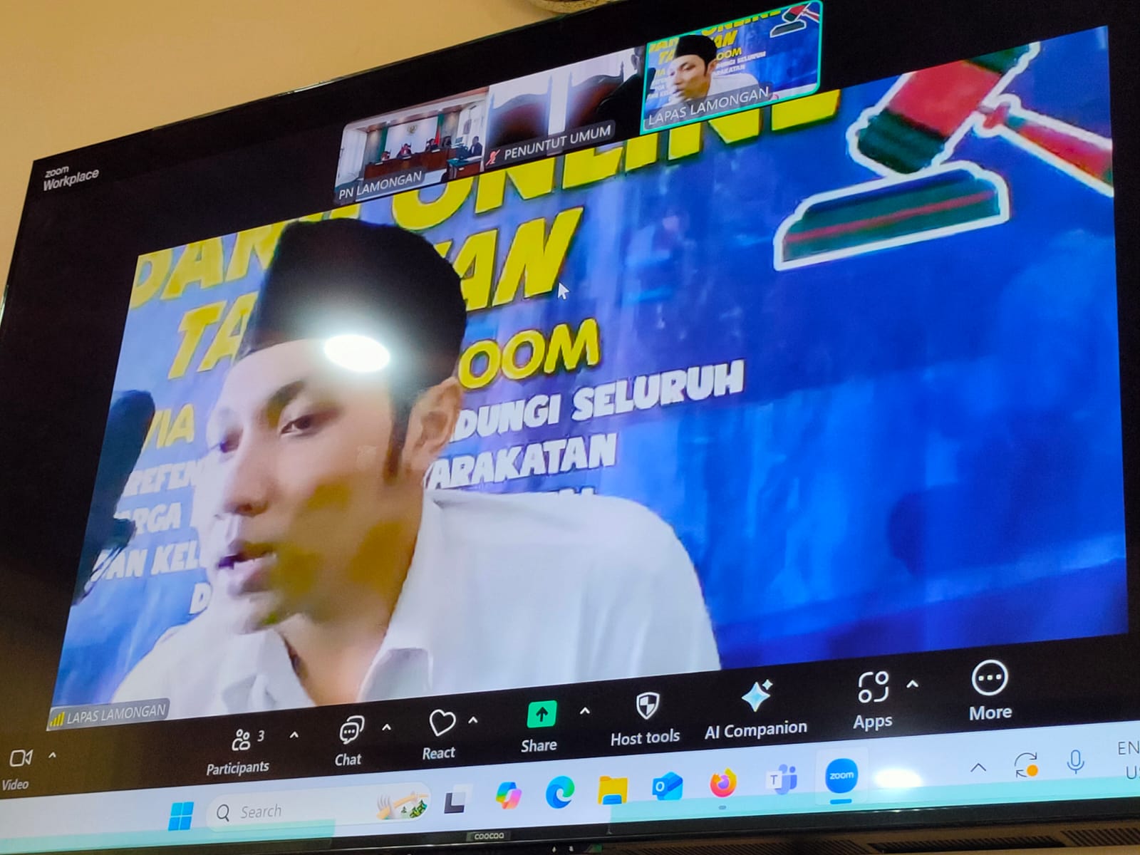 Terdakwa pencurian empat disel, M. Mukhlis saat menjalani sidang online di PN Lamongan.&nbsp;