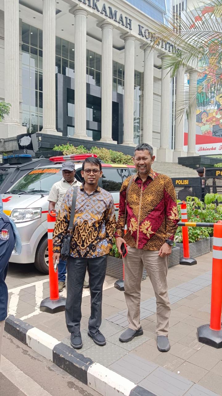 BISA LANJUTKAN TAHAPAN PILKADA: Devisi Sosialiasi Pendidikan Pemilih, Partipasi Masyarakat dan SDM KPU Lamongan, A. Thoriq (berkaca mata) dan Devisi Hukum dan Pengawasan KPU Lamongan, Erfansyah. (Ist)