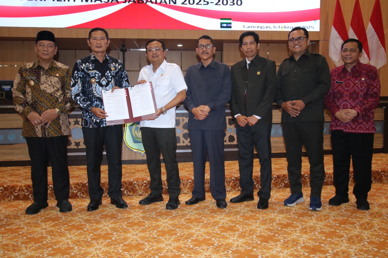 TUNGGU PELANTIKAN OLEH PRESIDEN: Yuhronur Efendi yang terpilih lagi sebagai bupati Lamongan bersama Ketua DPRD Freddy Wahyudi dan pimpinan DPRD lainnya. (ANJAR DWI PRADIPTA/RDR.LMG)
