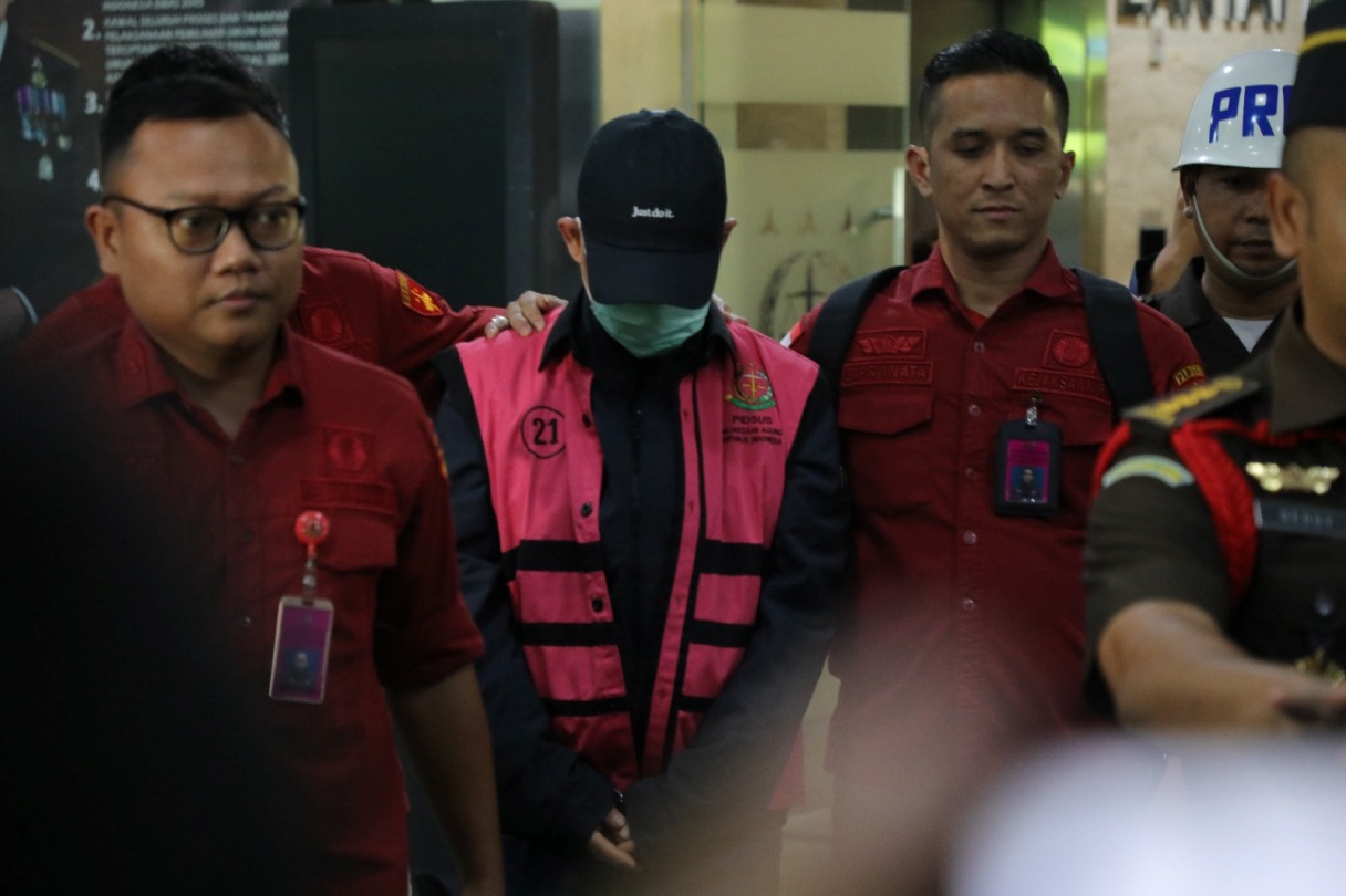 JADI TERSANGKA: Dirut PT KTM Ngimbang (berompi) yang ditahan kejagung. (KEJAGUNG/JAWAPOS-RDR.LMG)