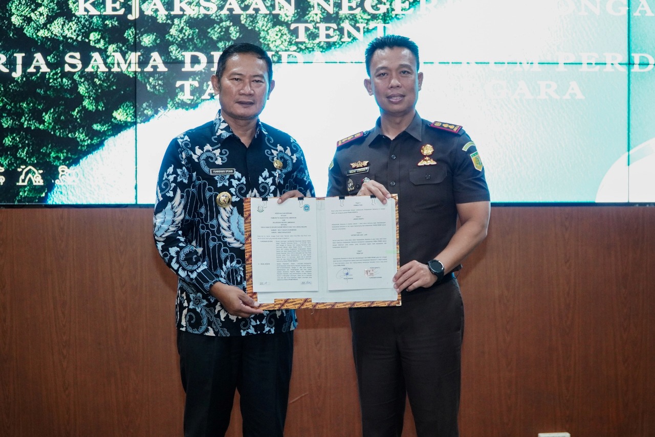 KERJASAMA: Bupati Yes bersama Kajari Lamongan Rizal Edison usai penandatanganan kerja sama bidang hukum dan perdata. (HUMAS PEMKAB LAMONGAN/RDR.LMG)
