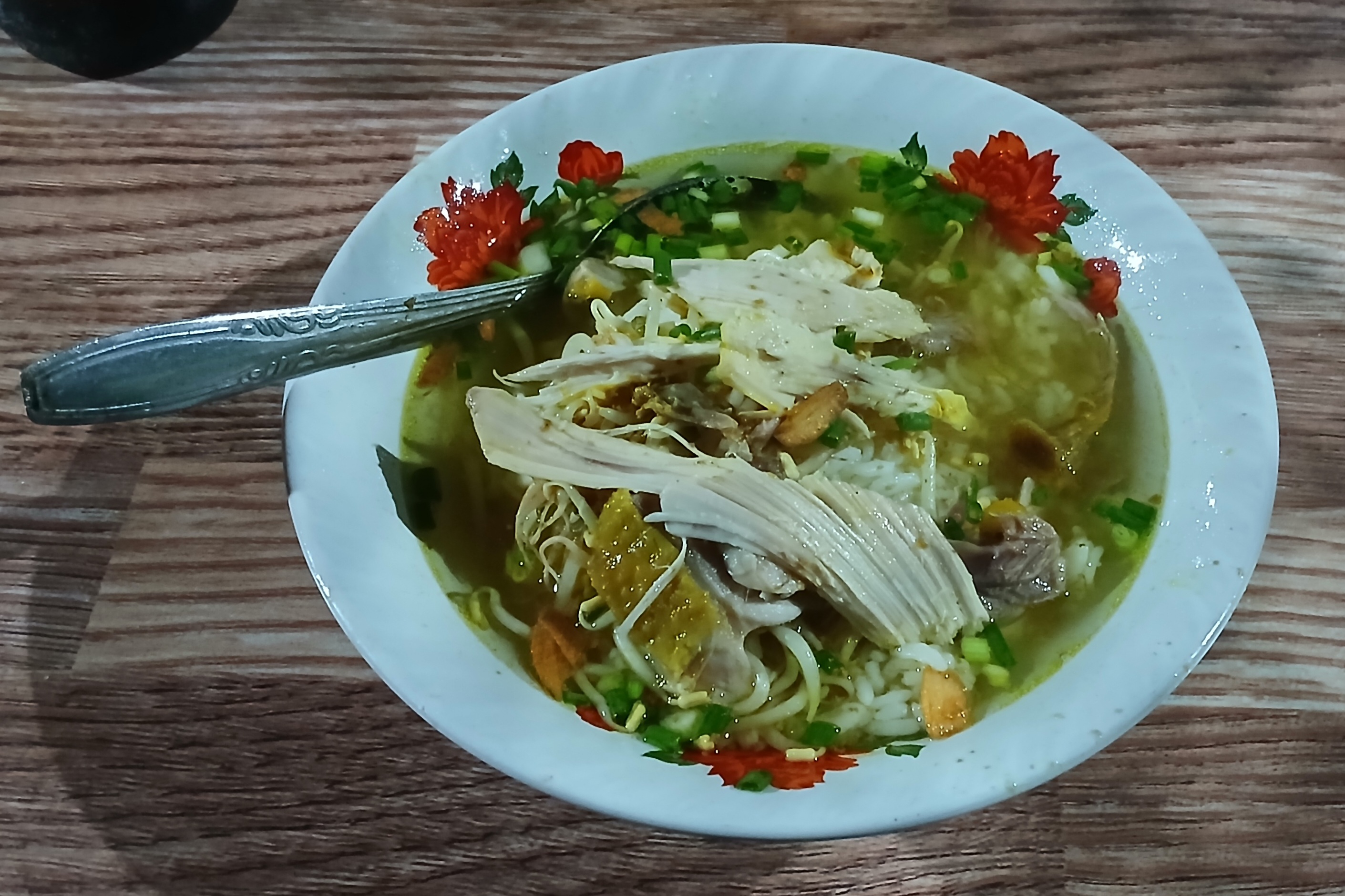 Kuah kuning dengan suwiran daging ayam menjadi ciri khas Soto Lamongan. ANJAR D. PRADIPTA / RADAR LAMONGAN