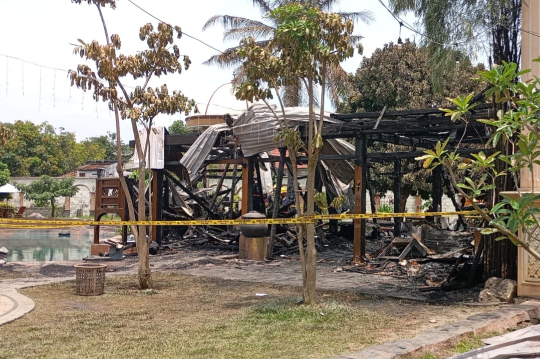 Bangunan di Mahkota Love Garden hangus terbakar diberi garis polisi