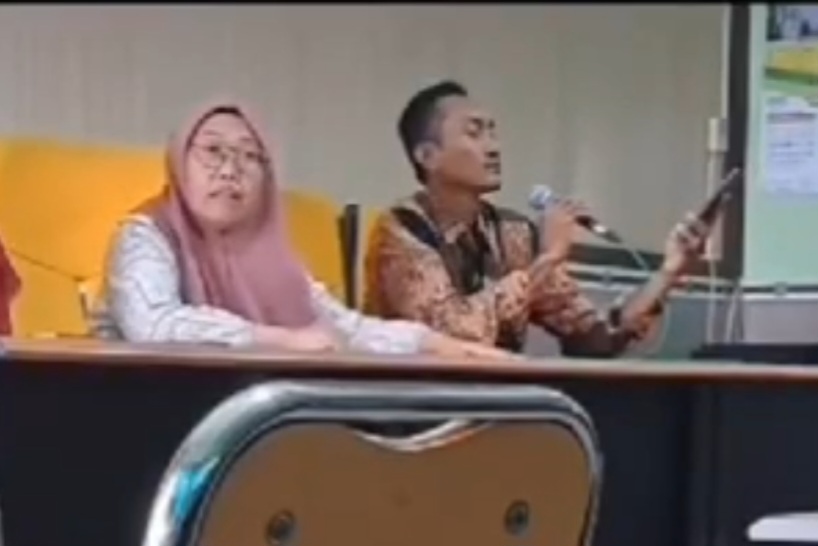 Tangkapan layar, Guru MAN 1 Lamongan berinisial KF, saat menggebrak meja dihadapan siswa yang kehilangan data eligible