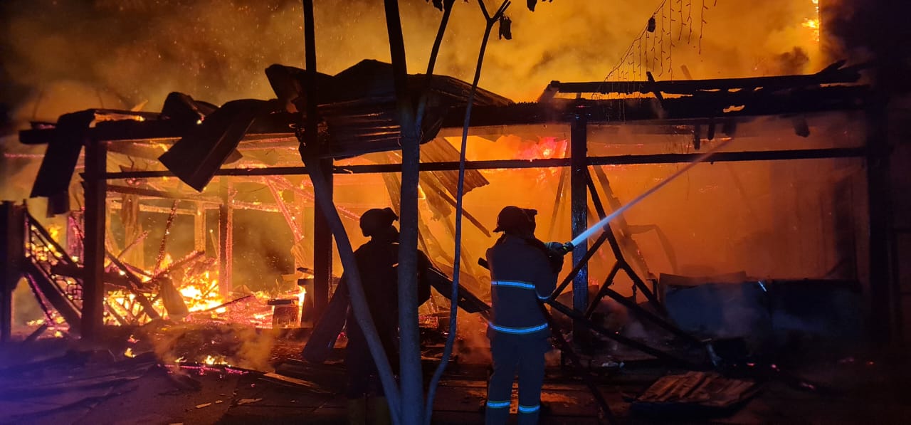 Petugas Damkar berjibaku memadamkan api di Mahkota Love Garden cafe dan homestay di Desa Karangkembang Kecamatan Babat