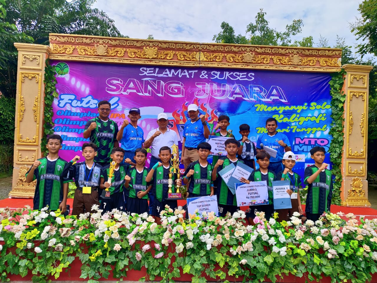 Kepala Dinas Pendidikan Lamongan, Ir. Munif Syarif, MM bersama Kepala SMPN 1 Babat, Muhammad Munir, S.Pd, M.Pd menyerahkan piala, sertifikat, dan hadiah untuk para juara Sneba Competition 2025
