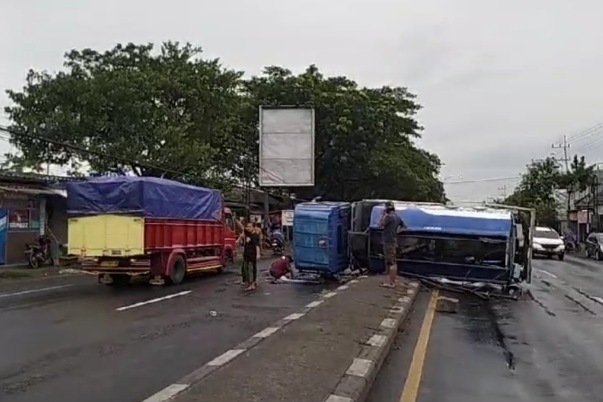 Truk tangki bernopol L 8451 UUD terguling tepat di depan Pasar Sumlaran Kecamatan Sukodadi, Senin sore (10/2).