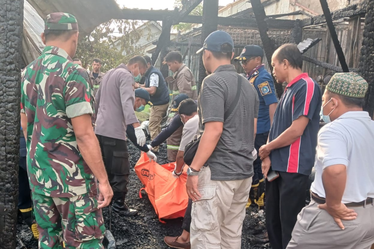 Tim Labfor Polda Jatim masih menyelidiki penyebab kebakaran di cafe dan homestay di Babat.