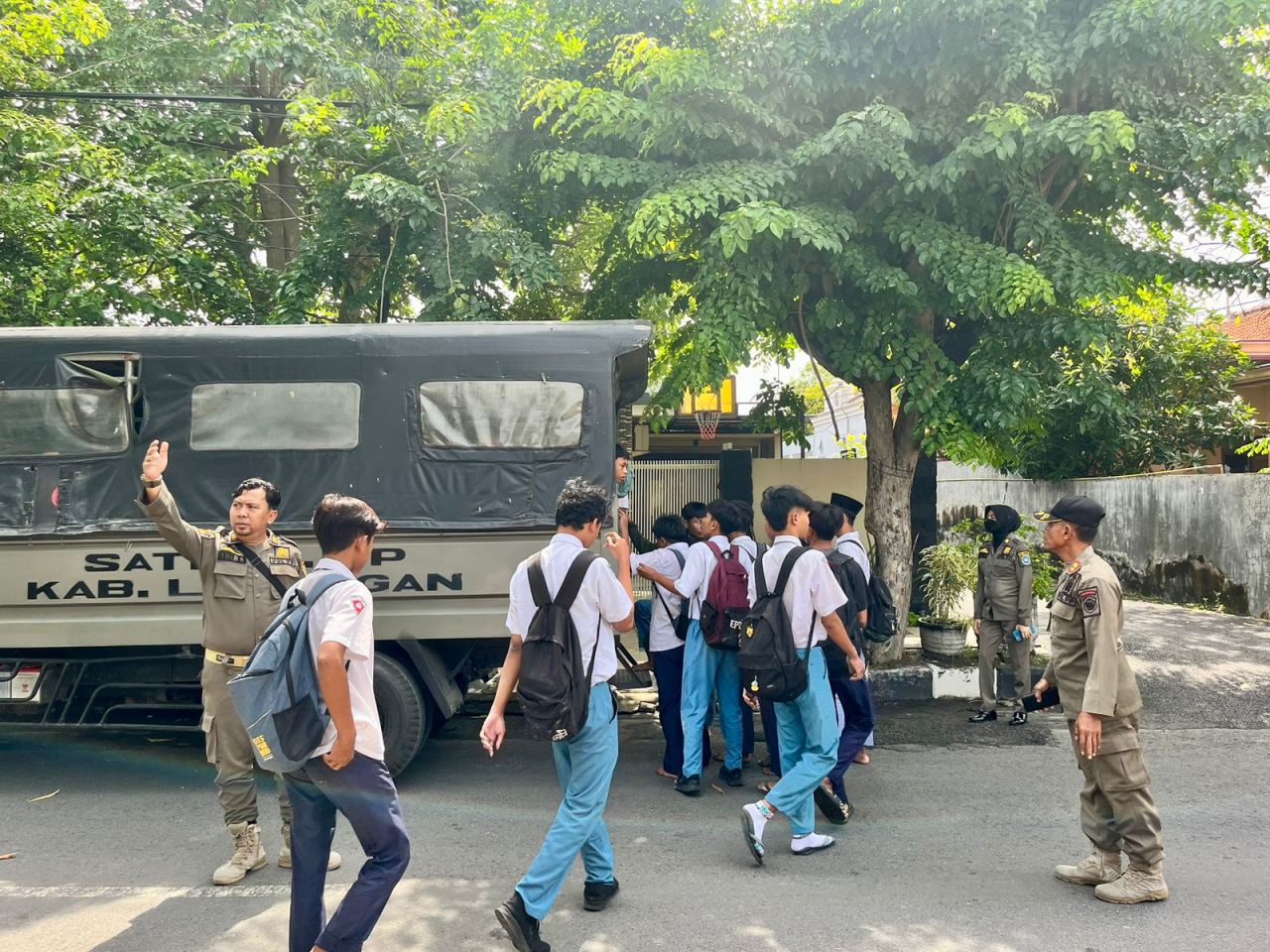 DIANGKUT DULU: Siswa yang terjaring razia kasih sayang di wilayah Kelurahan Tlogoanyar kemarin. (IST/RDR.LMG)