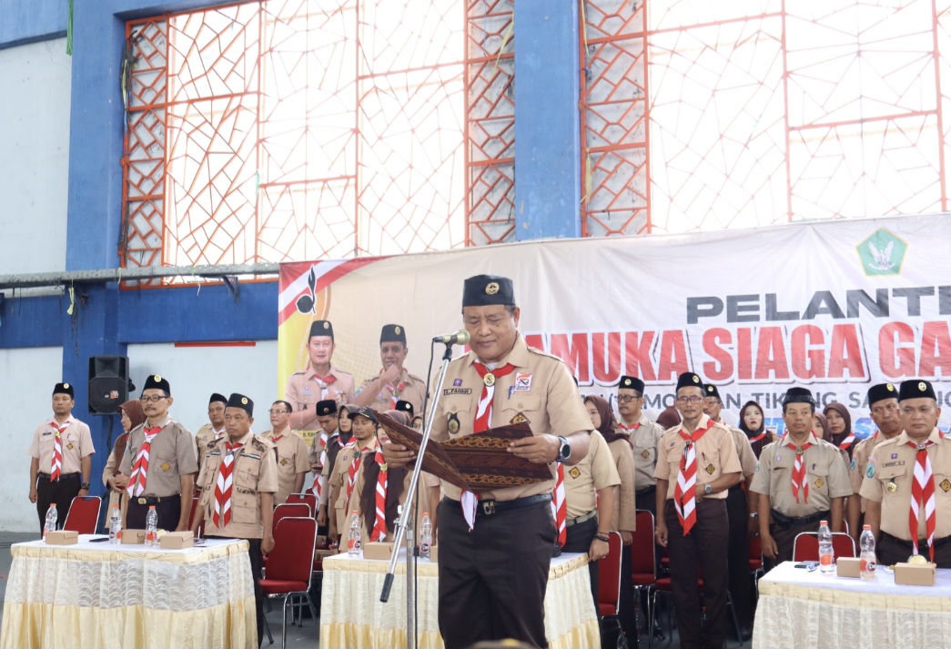 Sekretaris Kwarcab Lamongan A. Farikh melantik anggota pramuka siaga wilker satu.