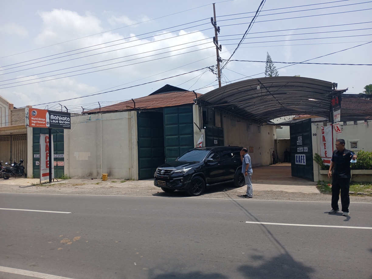 MASIH DISELIDIKI: Mahkota Love Garden di Desa Karangkembang tampak dari depan. Bangunan di dalamnya terbakar dan mengakibatkan tiga korban tewas. (ANJAR DWI PRADIPTA/RDR.LMG)