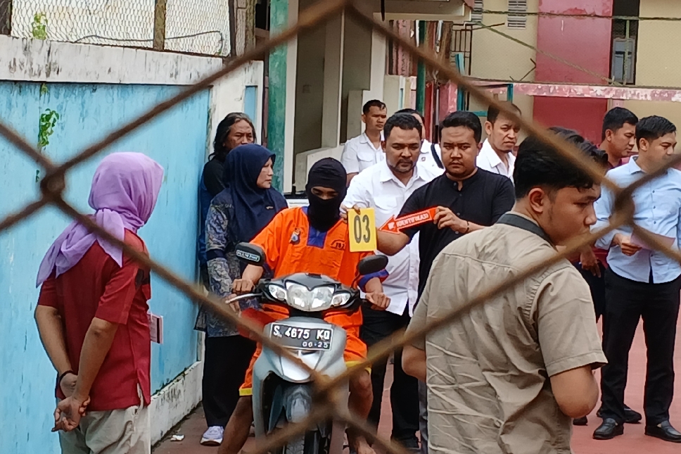 ABH pelaku pembunuhan siswi SMK saat melakukan reka adegan. FOTO: ANJAR D. PRADIPTA / RADAR LAMONGAN