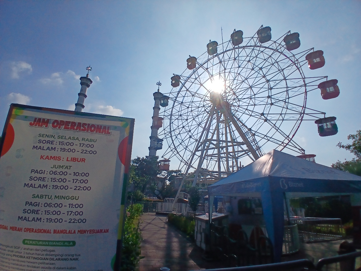 TARGET DINAIKKAN: Bianglala yang menjadi hiburan di Alun &ndash; Alun Lamongan. (ANJAR DWI PRADIPTA/RDR.LMG)