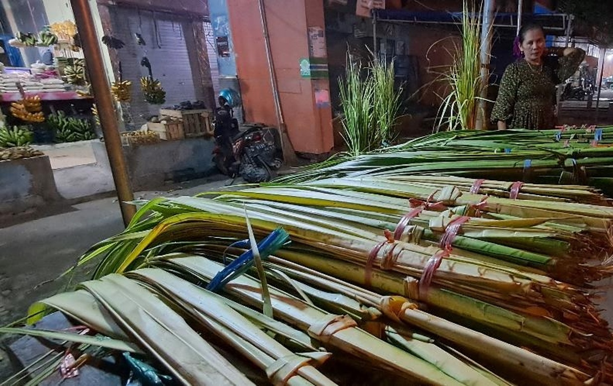 SEIKAT RP 25 RIBU: Janur kuning yang dijual di salah satu pasar tradisional di Kecamatan Lamongan. (GAMAL A./RDR.LMG)