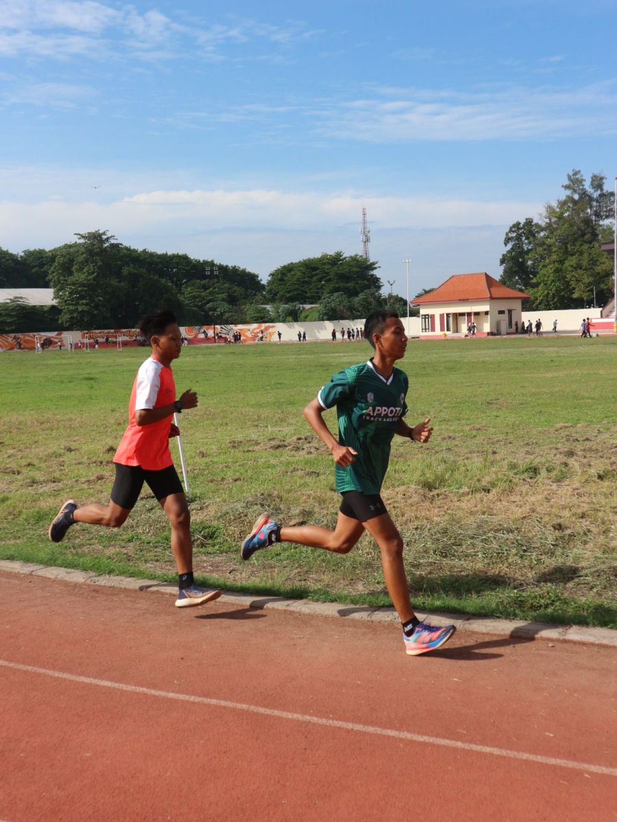 LATIHAN TERPISAH: Pelari asal Lamongan yang berlatih pada salah satu lintasan di Mojokerto. (IST/RDR.LMG)