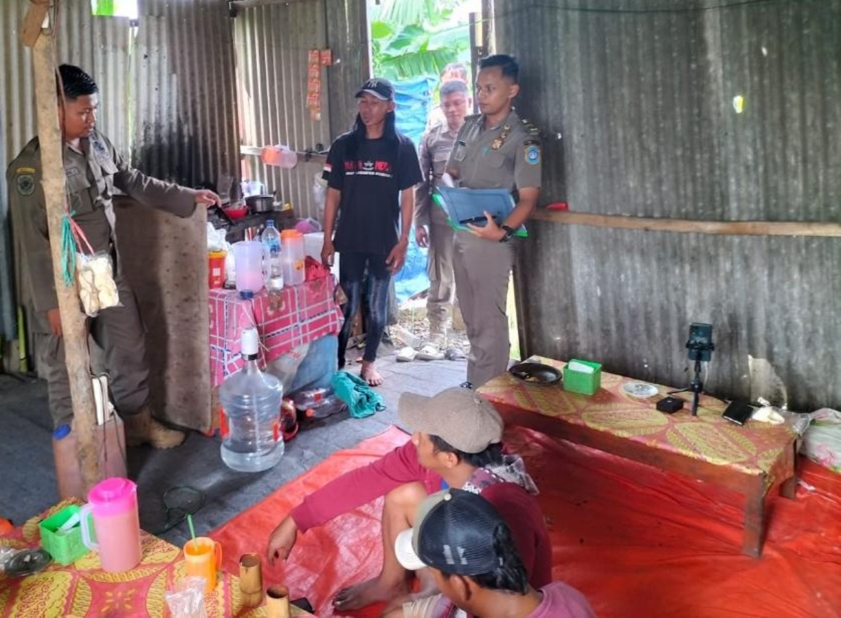 DIPERIKSA:  Salah satu warung yang dirazia petugas Satpol PP Lamongan. (IST/RDR.LMG)