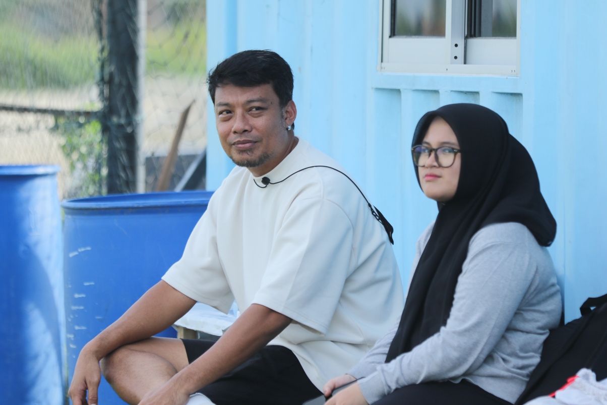 SUDAH DI LAMONGAN: Hamka Hamzah duduk santai. Dia masuk ke Persela setelah  Simon McMenemy diberhentikan. (ANJAR DWI PRADIPTA/RDR.LMG)