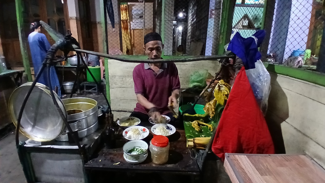 WARISAN ORANG TUA: Ahmad Arifin di warung soto ayam kampung miliknya yang meneruskan usaha ayahnya. (ANJAR DWI PRADIPTA/RDR.LMG)