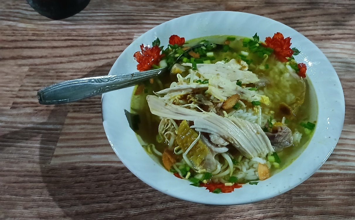 SEGAR: Soto ayam kampung Mbah Amrin. (ANJAR DWI PRADIPTA/RDR.LMG)