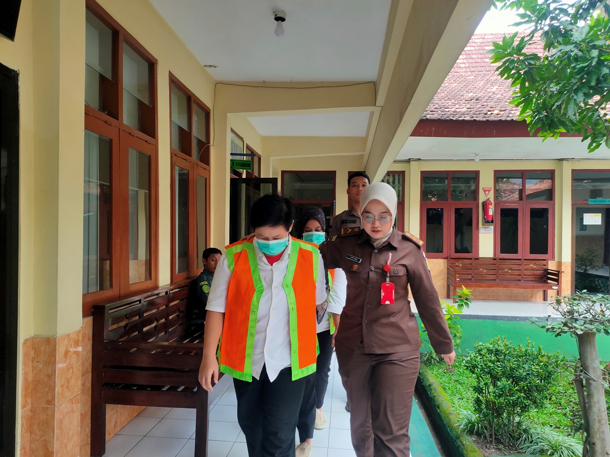 DIKAWAL PETUGAS: Terdakwa Vivi Okta Wianna  dan Dwi Shella Tiffany Putri (berjilbab) di Pengadilan Negeri Lamongan kemarin. (IST/RDR.LMG)