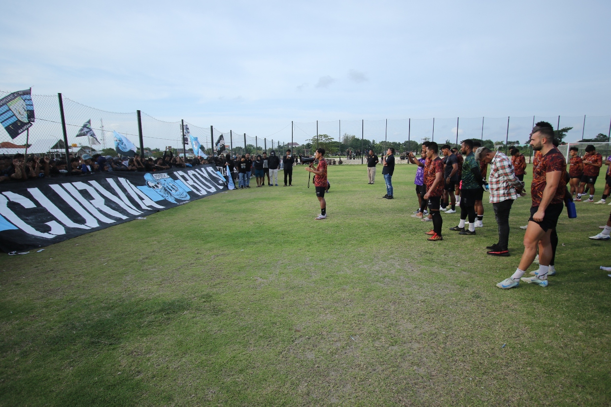 HADIR DI TEMPAT LATIHAN PERSELA: Suporter menginginkan Persela bisa menang di laga terakhir babak delapan besar, setelah hanya bermain empat kali seri dan sekali kalah. (ANJAR DWI P/RDR.LMG)