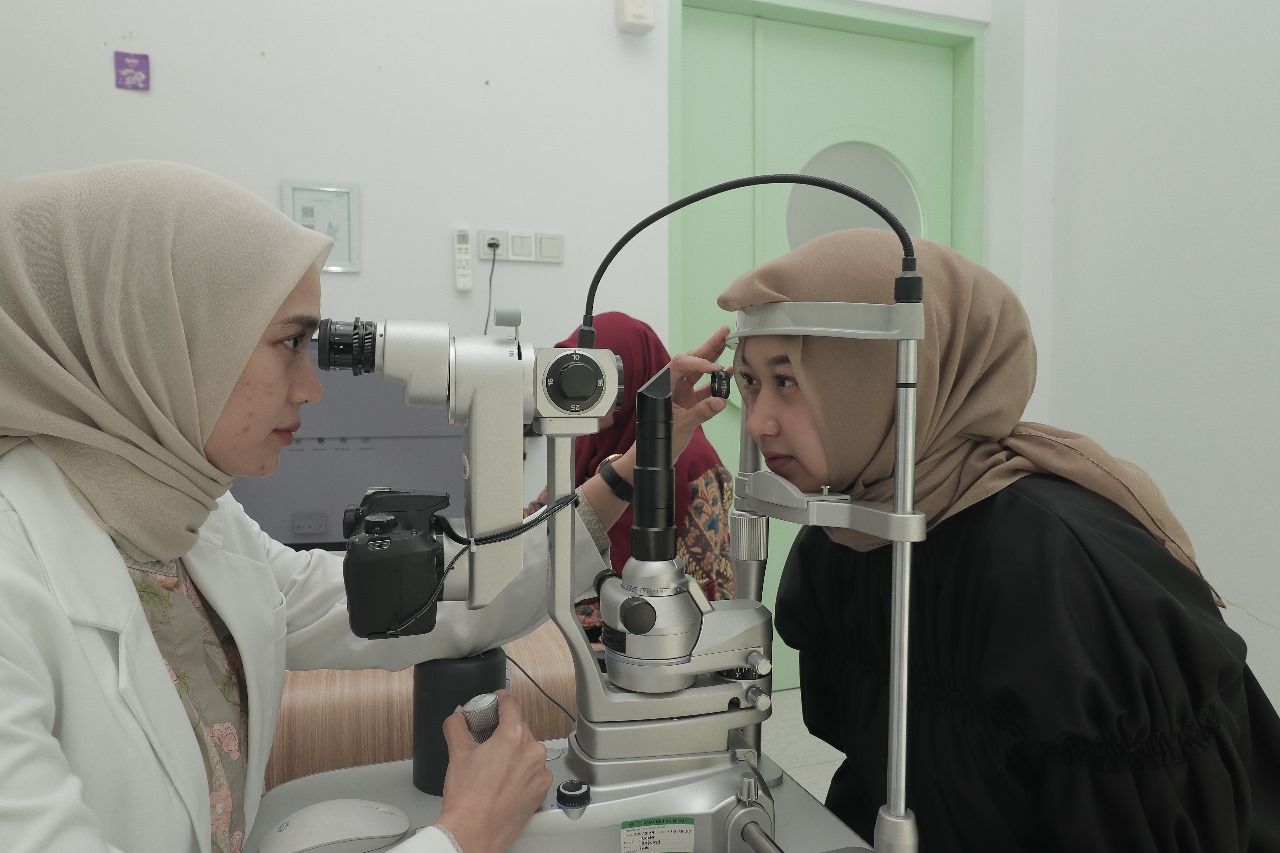 SKRINING RETINA: Pemeriksaan mata secara menyeluruh di RS Mata KMU Lamongan dapat mendeteksi adanya keluhan penglihatan yang tidak bergejala. Salah satunya, gangguan retina.