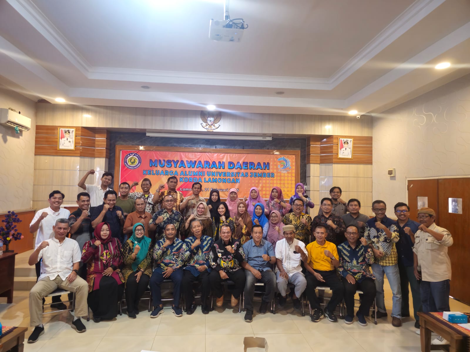 KETUA BARU : Munif Syarif (duduk enam dari kiri) bersama para peserta Musda KAUJE Korda Lamongan kemarin.