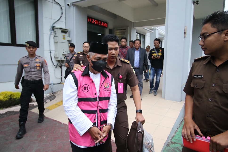 DITAHAN: Kepala SMK Wahas Glagah, Abdul Matin menjadi tersangka pertama dalam kasus dugaan korupsi bantuan CoE Tahun 2020 senilai Rp 2,1 miliar.