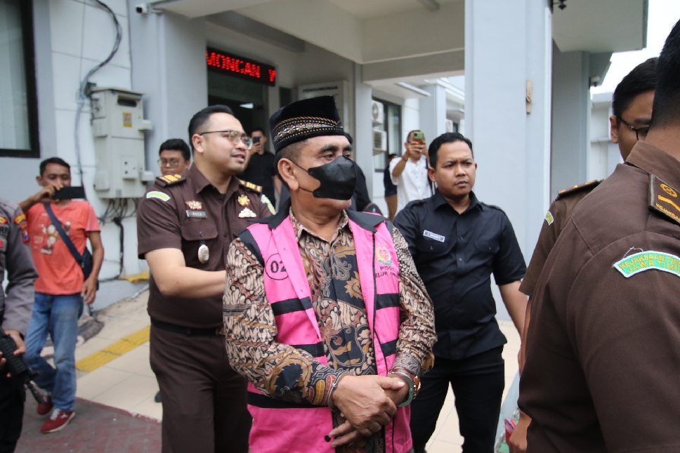 IKUT TERLIBAT: Ketua Yayasan SMK Wahas Glagah, Abdul Adhim mengenakan rompi merah dan diborgol, yang langsung digelandang ke Lapas Kelas II B Lamongan.&nbsp;