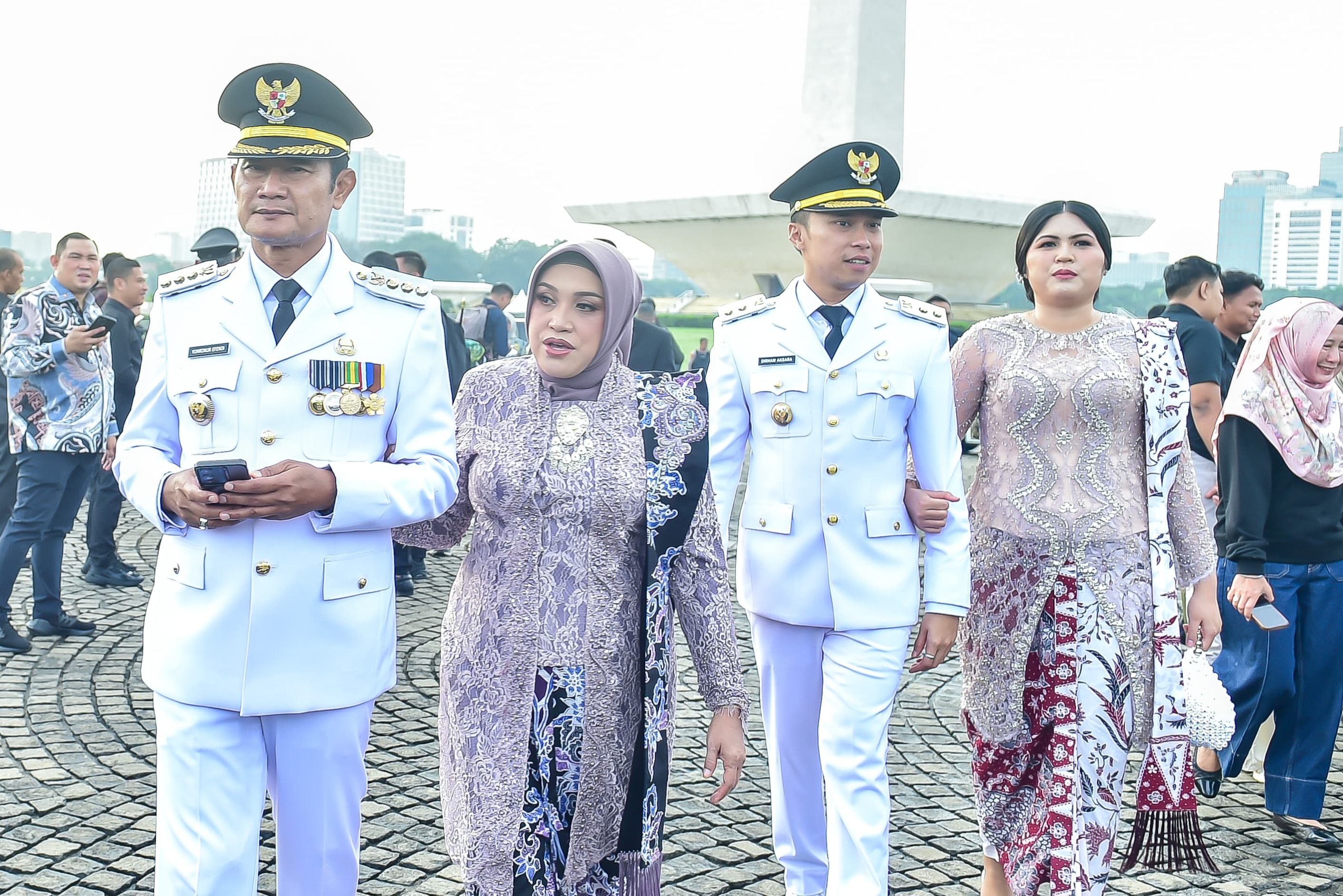 BERKESAN: Bupati Yes bersama istri dan Dirham bersama istri menuju prosesi pelantikan kepala daerah terpilih.