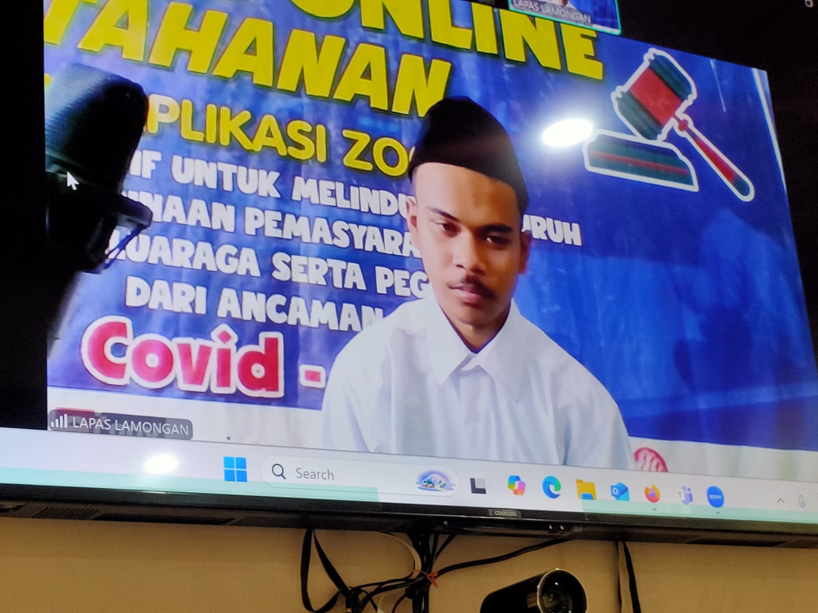 DENGARKAN TUNTUTAN: Claudio Janu Nur Wahyu Pratama, terdakwa curanmor saat menjalani sidang online di PN Lamongan.