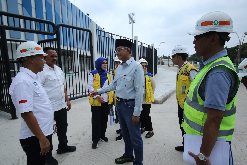 Menteri Pekerjaan Umum (PU), Dody Hanggodo saat meninjau Stadion Surajaya Lamongan.