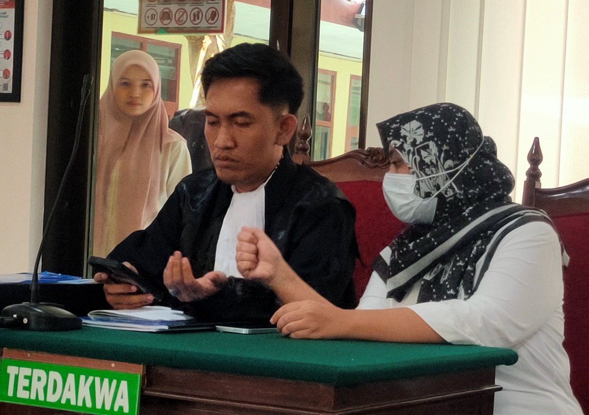 BELI VILLA DI BATU: Shella, terdakwa penggelapan uang tiga perusahaan yang diduga hingga Rp 55,9 muliar. (IST/RDR.LMG)