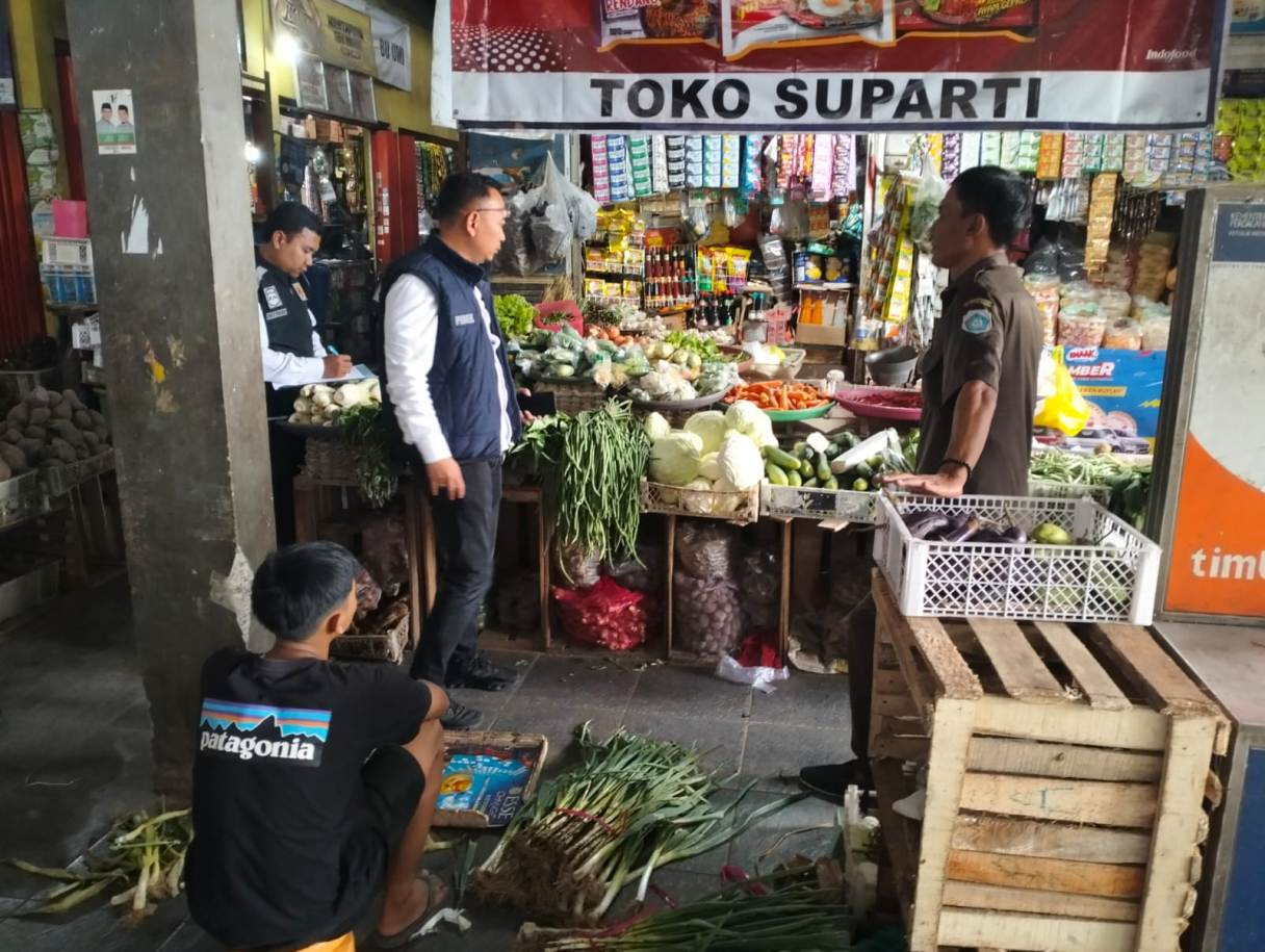 CEK: Polisi mendatangi toko Suparti untuk melakukan pengecekan stok kebutuhan pokok dan harganya. (GAMAL A/RDR.LMG)
