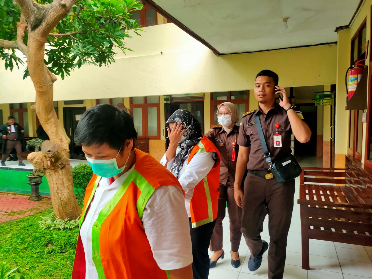 RABU PEMERIKSAAN TERDAKWA: Vivi Okta Wianna dan Dwi Shella Tiffany Putri menghindari jepretan kamera. (IST/RDR.LMG)